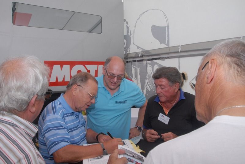 E. ETUIN et P. LAFFEACH AUX SIGNATURES